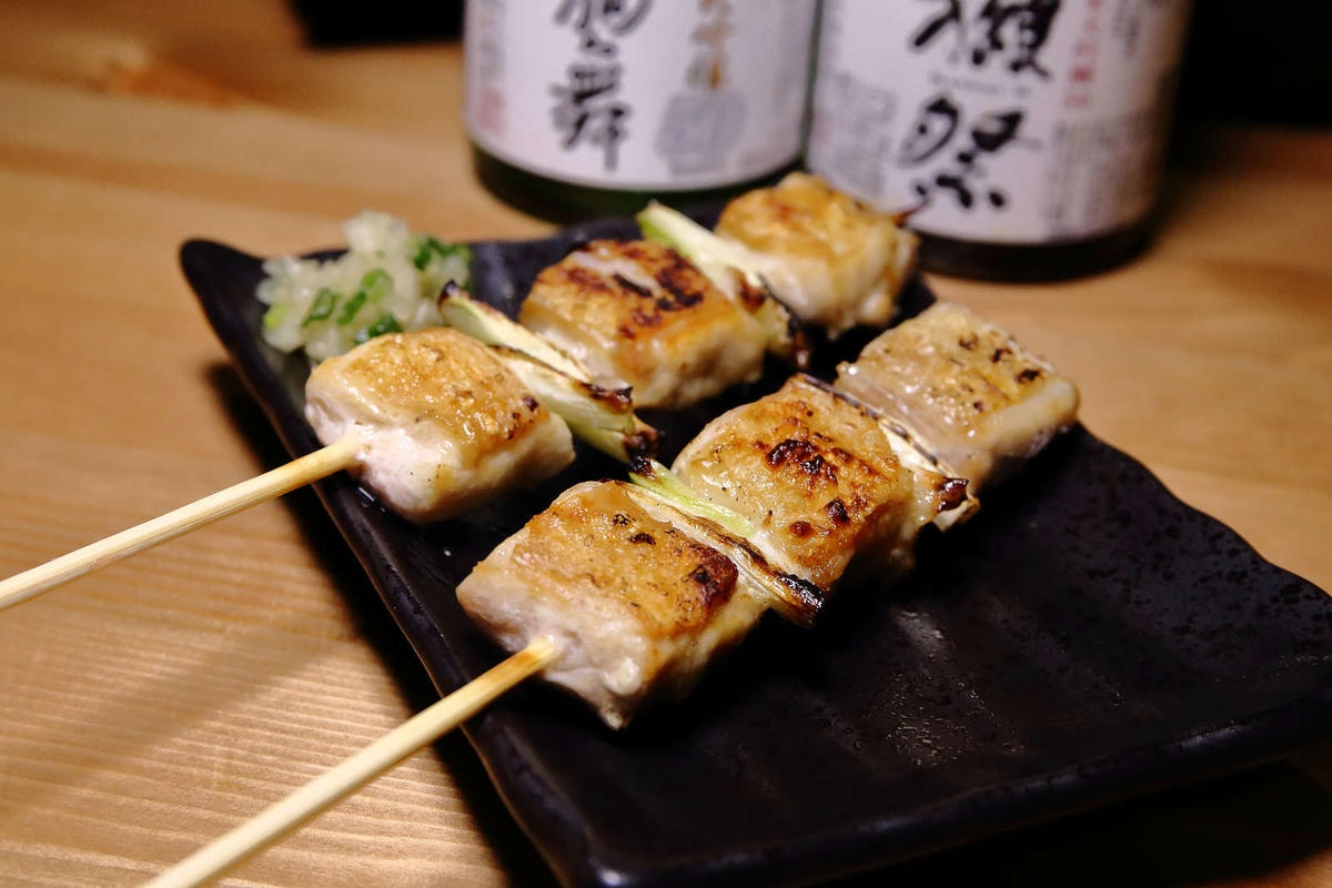 【食。基隆】螢火Hotarubi居酒屋〜基隆居酒屋推薦。濃濃日本風中享用美味串燒,餐點種類多元又好吃,在地人激推,CP值破表!