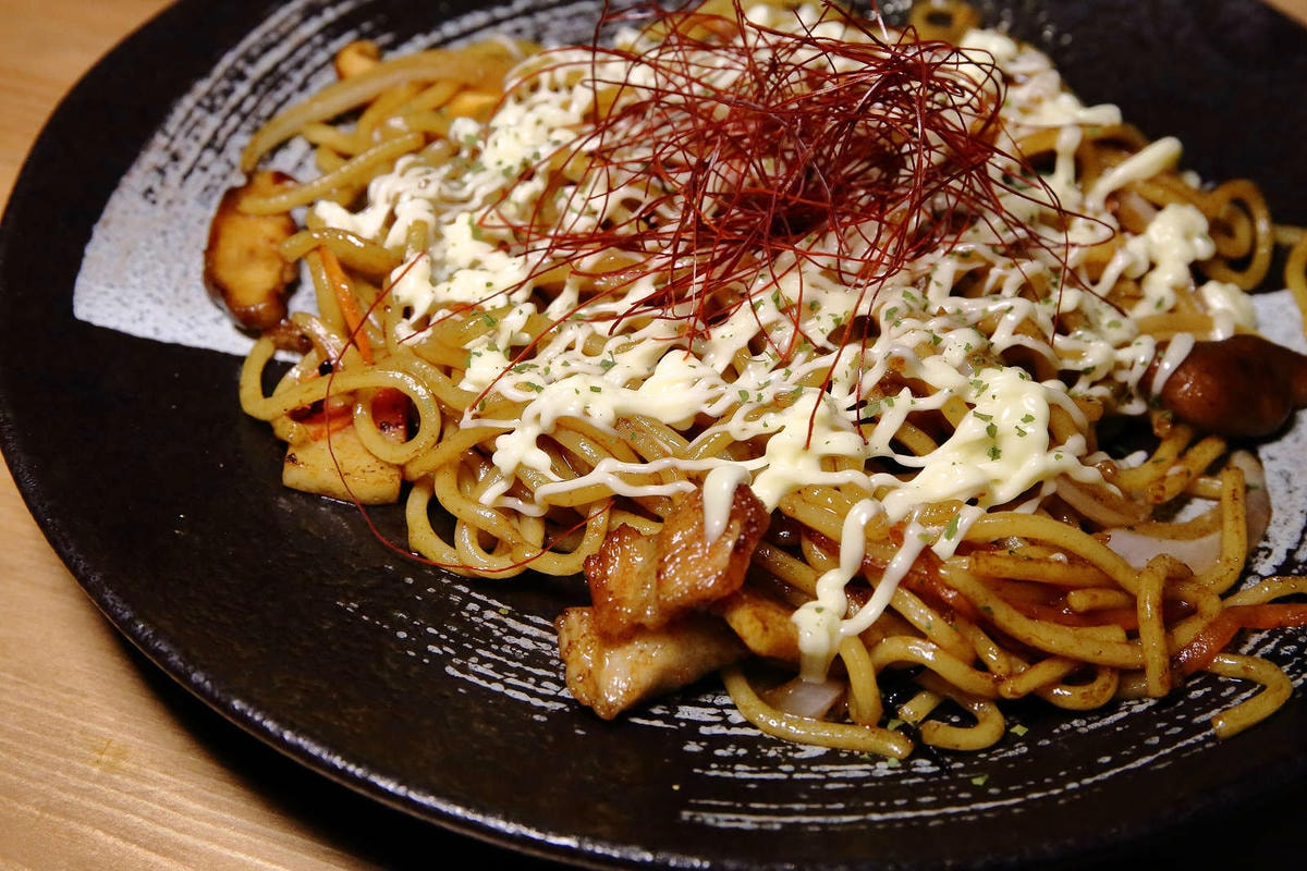 【食。基隆】螢火Hotarubi居酒屋〜基隆居酒屋推薦。濃濃日本風中享用美味串燒,餐點種類多元又好吃,在地人激推,CP值破表!