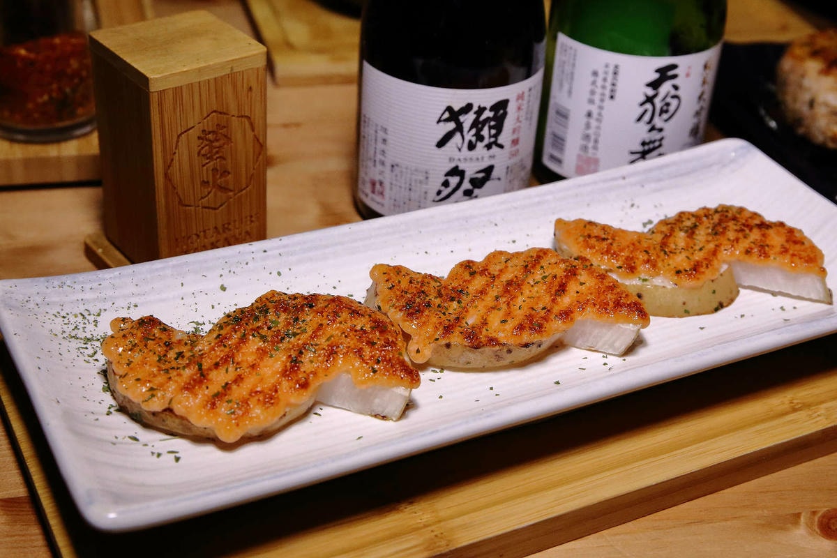 【食。基隆】螢火Hotarubi居酒屋〜基隆居酒屋推薦。濃濃日本風中享用美味串燒,餐點種類多元又好吃,在地人激推,CP值破表!