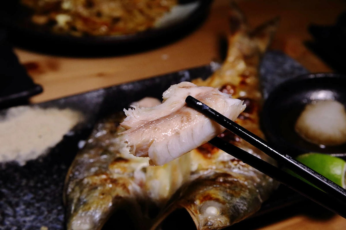 【食。基隆】螢火Hotarubi居酒屋〜基隆居酒屋推薦。濃濃日本風中享用美味串燒,餐點種類多元又好吃,在地人激推,CP值破表!