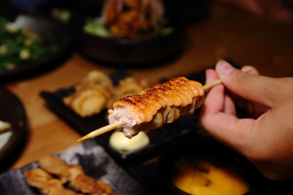 【食。基隆】螢火Hotarubi居酒屋〜基隆居酒屋推薦。濃濃日本風中享用美味串燒,餐點種類多元又好吃,在地人激推,CP值破表!