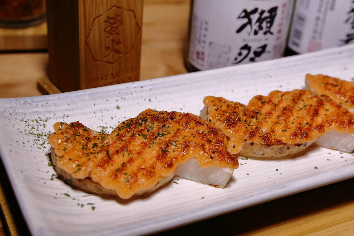 【食。基隆】螢火Hotarubi居酒屋〜基隆居酒屋推薦。濃濃日本風中享用美味串燒,餐點種類多元又好吃,在地人激推,CP值破表!