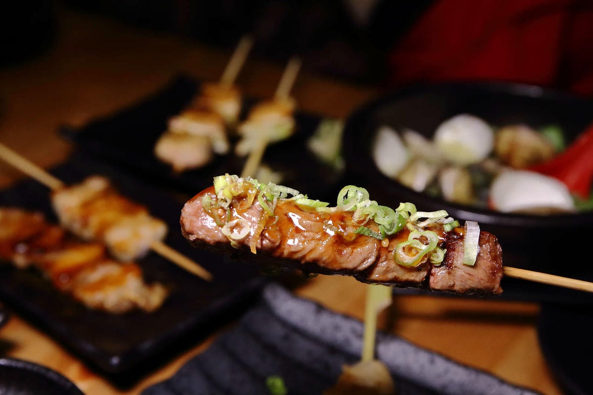 【食。基隆】螢火Hotarubi居酒屋〜基隆居酒屋推薦。濃濃日本風中享用美味串燒,餐點種類多元又好吃,在地人激推,CP值破表!