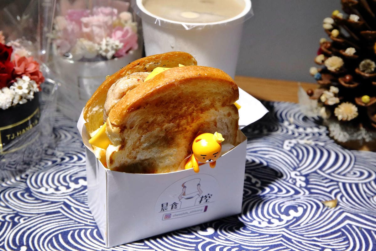 【食。中壢】晨食司控〜中原新開早午餐。熱門IG打卡美食，料多到滿出來的韓系吐司盒子，超好吃超好拍！