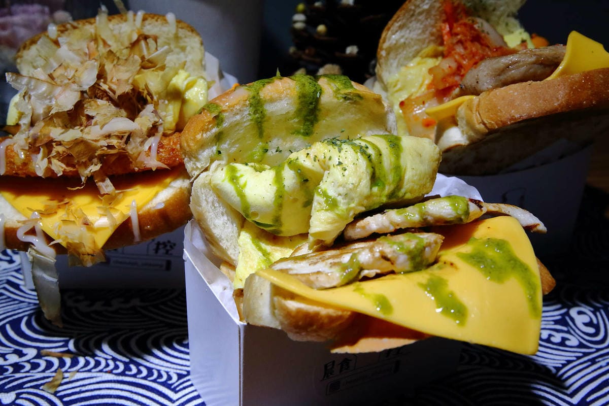 【食。中壢】晨食司控〜中原新開早午餐。熱門IG打卡美食，料多到滿出來的韓系吐司盒子，超好吃超好拍！