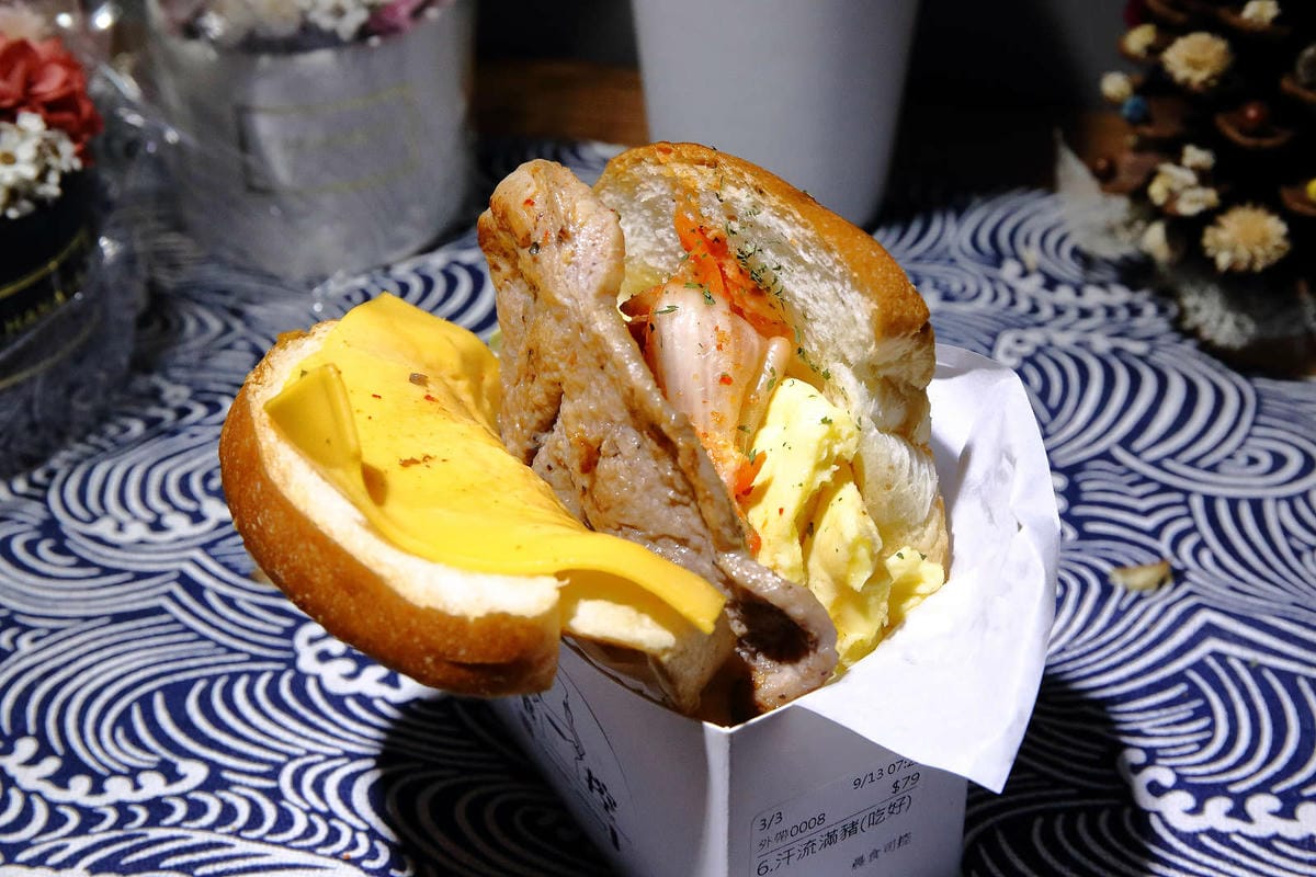 【食。中壢】晨食司控〜中原新開早午餐。熱門IG打卡美食，料多到滿出來的韓系吐司盒子，超好吃超好拍！