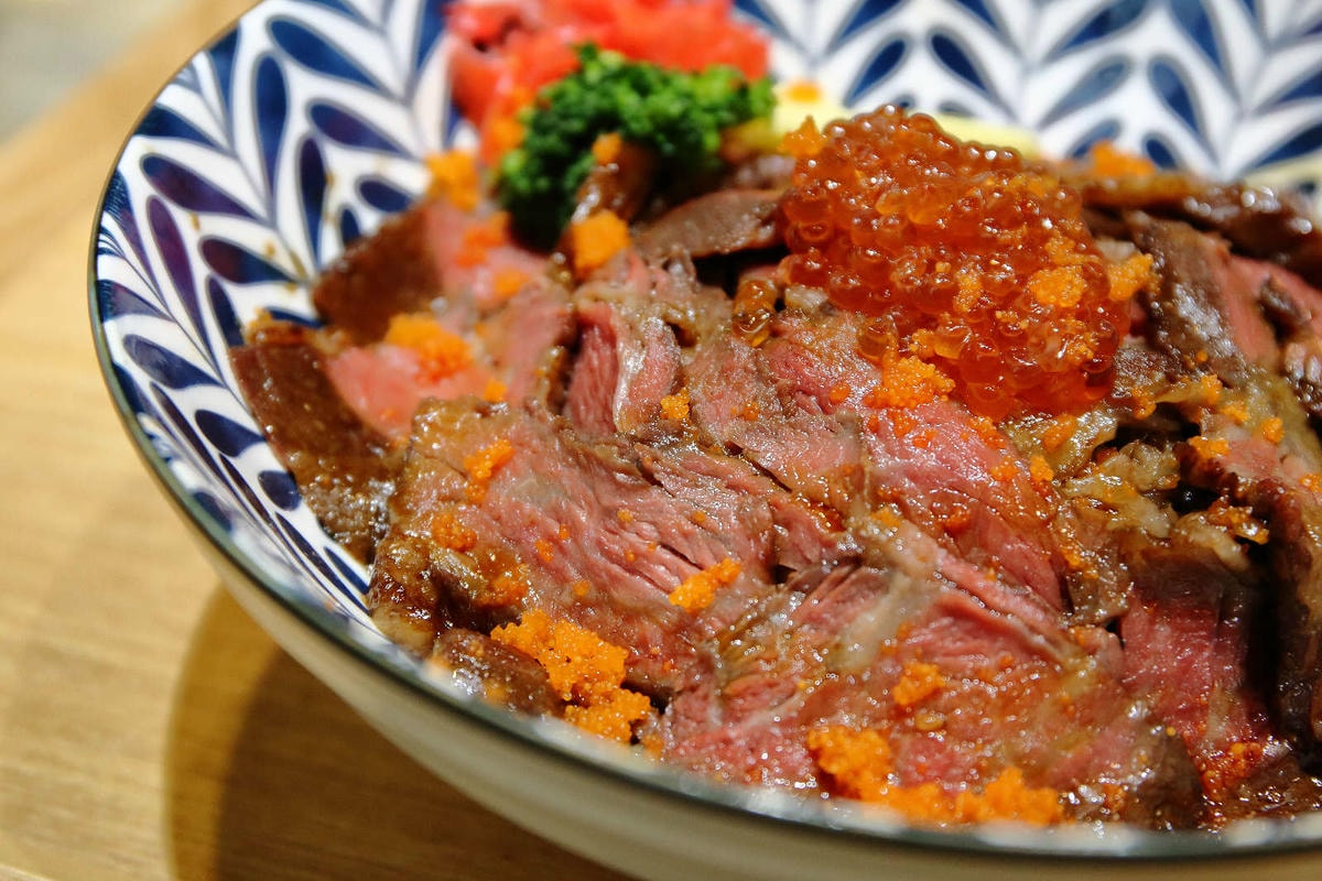 【食。永和】滿鱻〜永和必嘗海派大份量日式丼飯!鋪滿碗公Prime牛肉山無敵澎湃海鱻丼,沒有最狂,只有更狂!