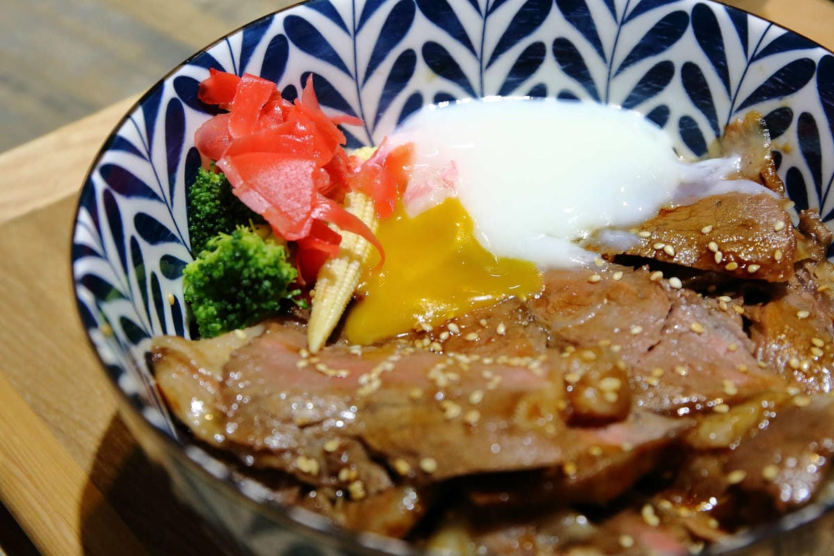 【食。永和】滿鱻〜永和必嘗海派大份量日式丼飯！鋪滿碗公Prime牛肉山+無敵澎湃海鱻丼，沒有最狂，只有更狂！