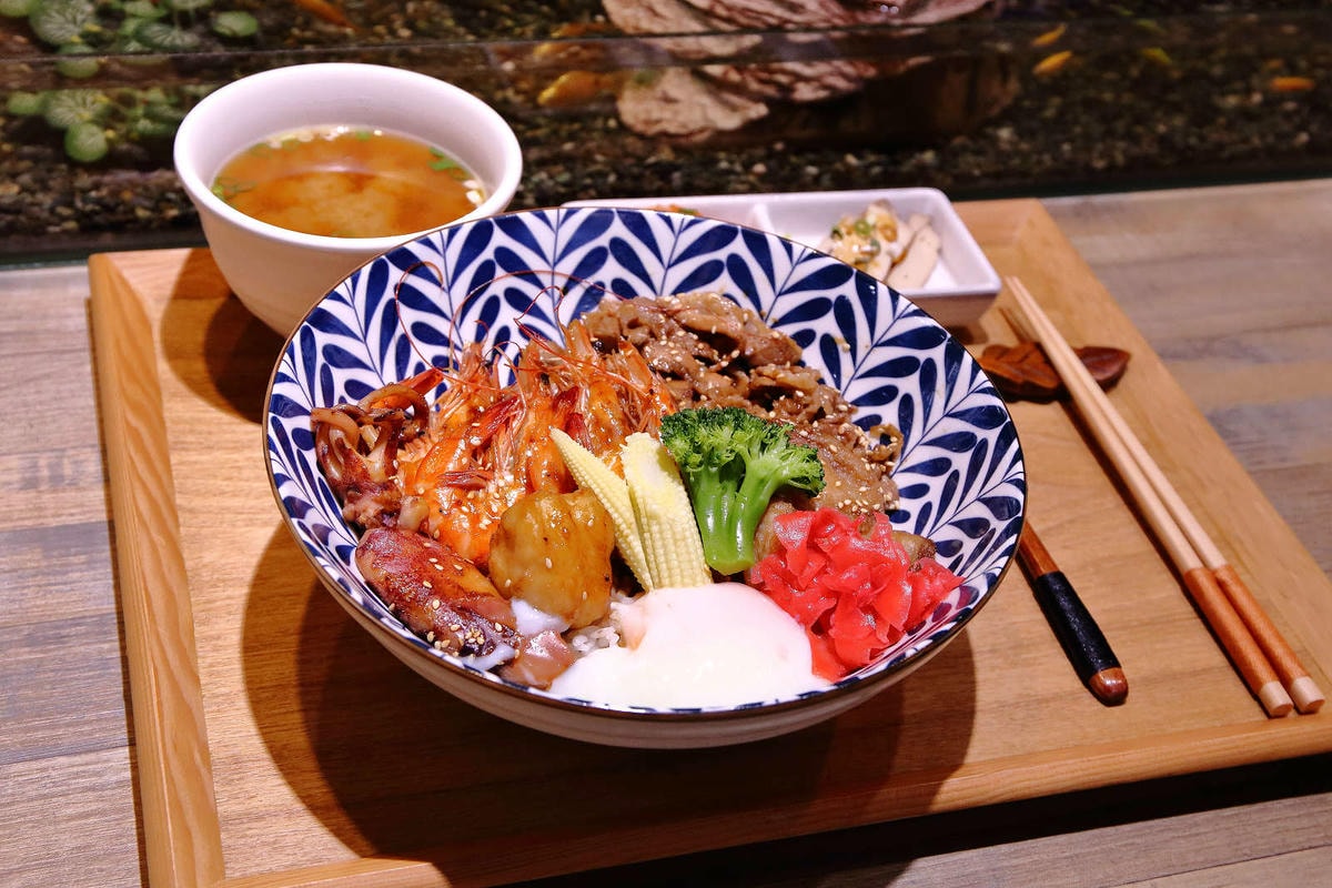 【食。永和】滿鱻〜永和必嘗海派大份量日式丼飯!鋪滿碗公Prime牛肉山無敵澎湃海鱻丼,沒有最狂,只有更狂!