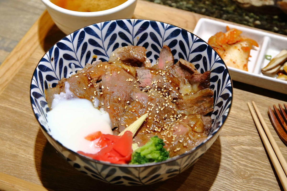 【食。永和】滿鱻〜永和必嘗海派大份量日式丼飯!鋪滿碗公Prime牛肉山無敵澎湃海鱻丼,沒有最狂,只有更狂!