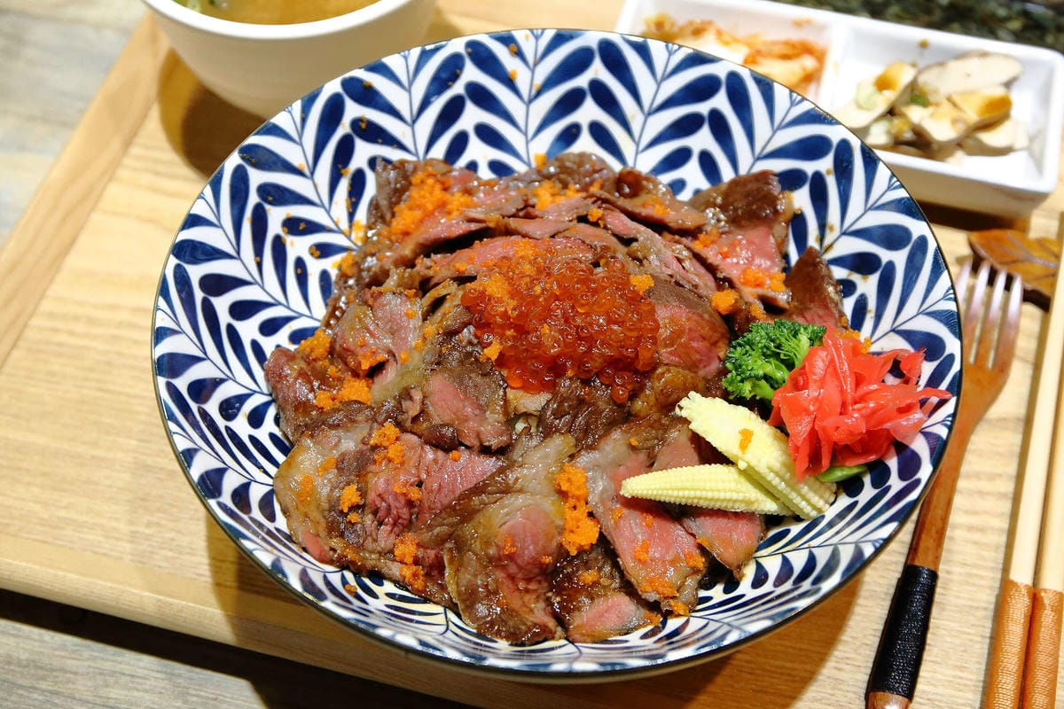 【食。永和】滿鱻〜永和必嘗海派大份量日式丼飯！鋪滿碗公Prime牛肉山+無敵澎湃海鱻丼，沒有最狂，只有更狂！