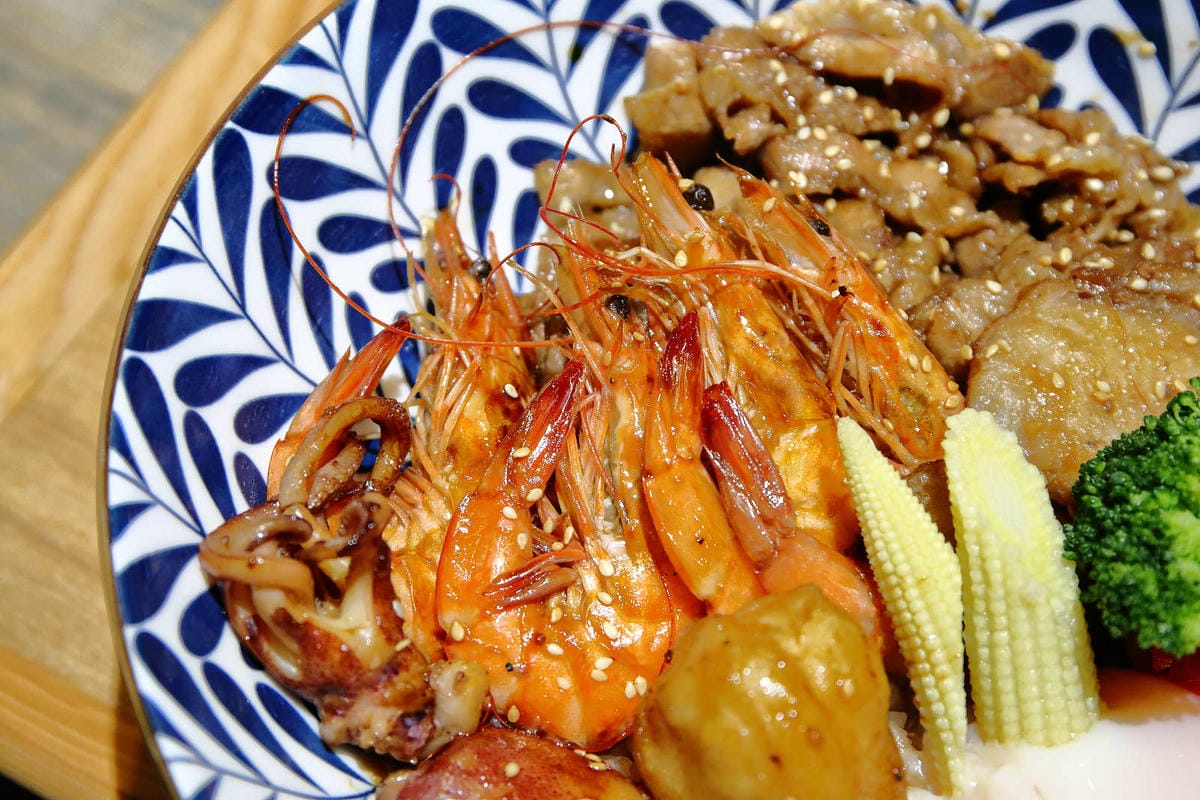 【食。永和】滿鱻〜永和必嘗海派大份量日式丼飯！鋪滿碗公Prime牛肉山+無敵澎湃海鱻丼，沒有最狂，只有更狂！