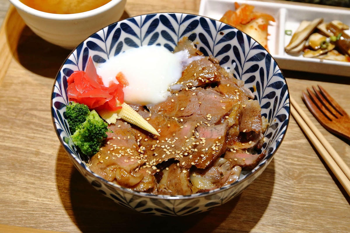 【食。永和】滿鱻〜永和必嘗海派大份量日式丼飯!鋪滿碗公Prime牛肉山無敵澎湃海鱻丼,沒有最狂,只有更狂!