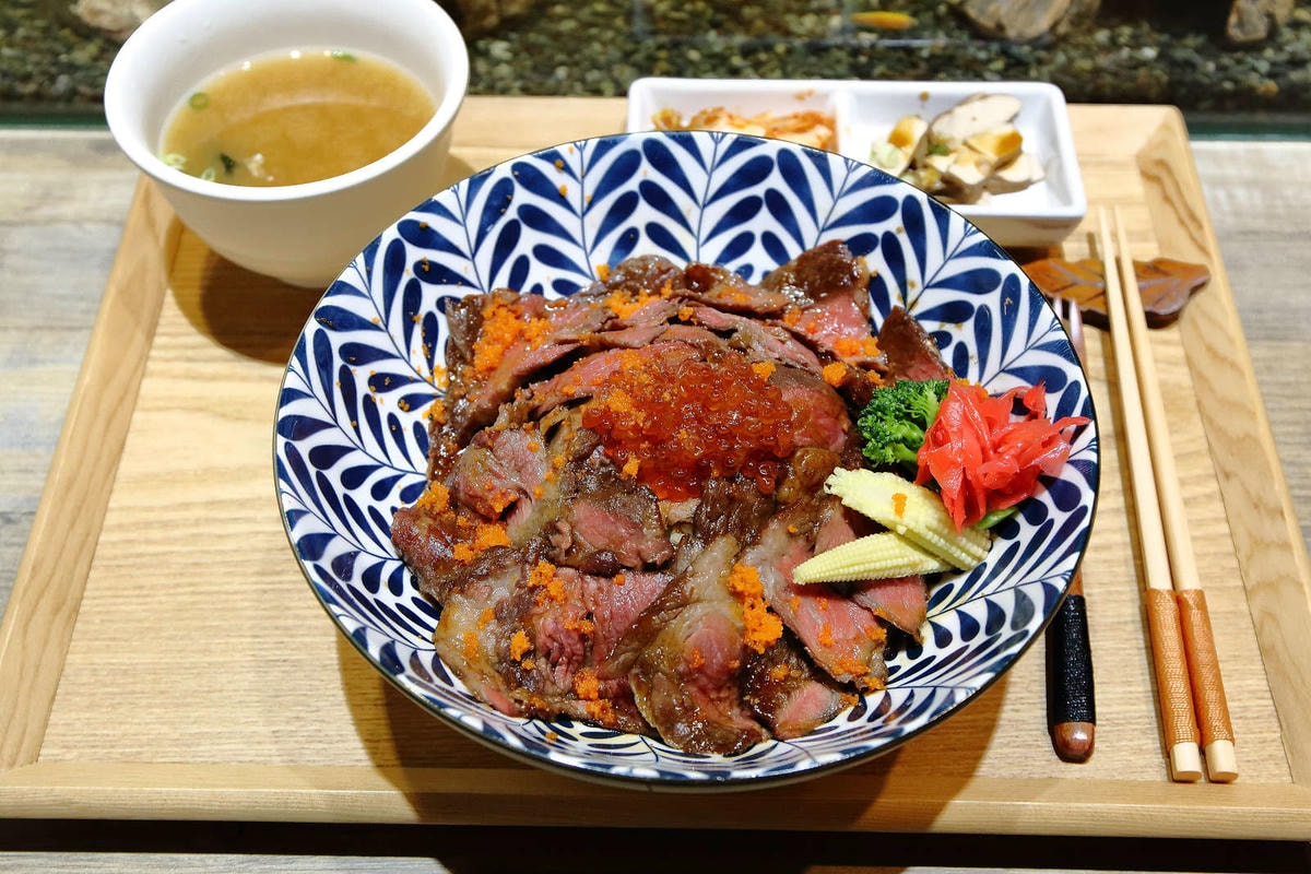 【食。永和】滿鱻〜永和必嘗海派大份量日式丼飯!鋪滿碗公Prime牛肉山無敵澎湃海鱻丼,沒有最狂,只有更狂!