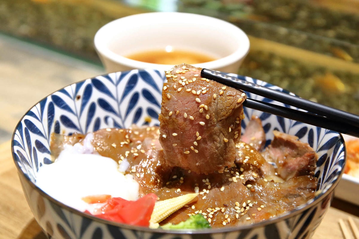 【食。永和】滿鱻〜永和必嘗海派大份量日式丼飯!鋪滿碗公Prime牛肉山無敵澎湃海鱻丼,沒有最狂,只有更狂!