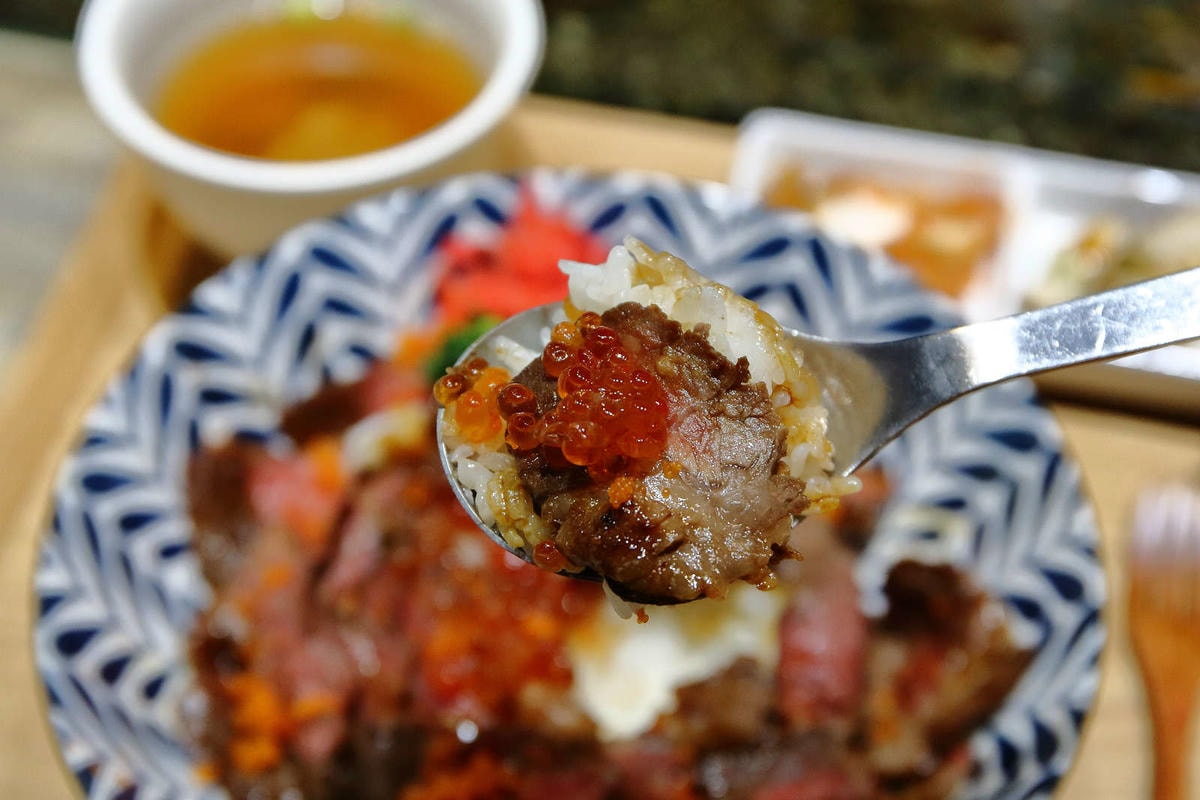 【食。永和】滿鱻〜永和必嘗海派大份量日式丼飯!鋪滿碗公Prime牛肉山無敵澎湃海鱻丼,沒有最狂,只有更狂!
