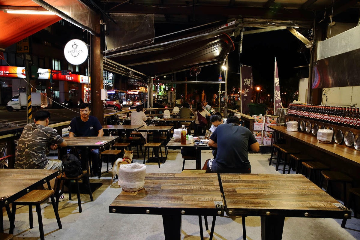 【食。板橋】火夯seafood 海鮮燒烤〜地表最強海鮮燒烤,浮誇無極限!超巨大手臂蝦、大生蠔,半露天燒烤海鮮控的最愛!(寵物友善餐廳)(已歇業)