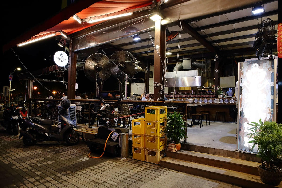 【食。板橋】火夯seafood 海鮮燒烤〜地表最強海鮮燒烤,浮誇無極限!超巨大手臂蝦、大生蠔,半露天燒烤海鮮控的最愛!(寵物友善餐廳)(已歇業)