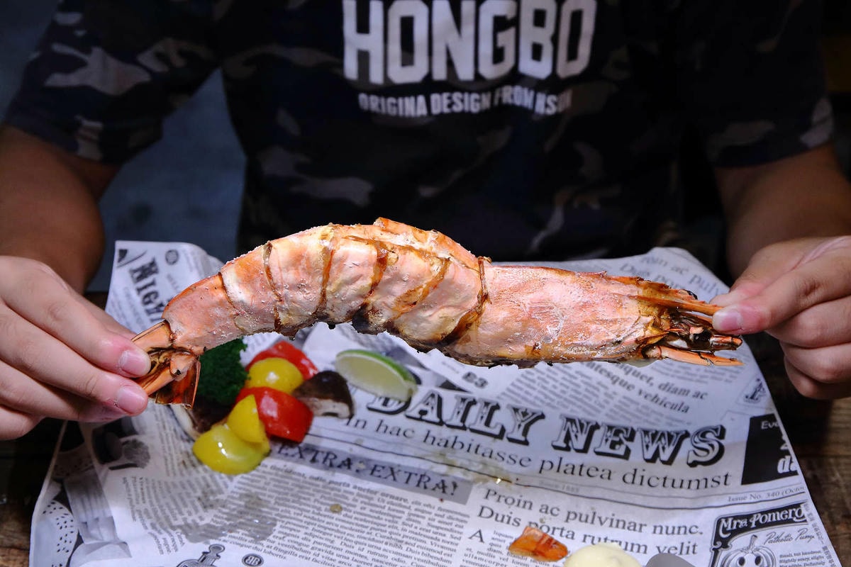 【食。板橋】火夯seafood 海鮮燒烤〜地表最強海鮮燒烤,浮誇無極限!超巨大手臂蝦、大生蠔,半露天燒烤海鮮控的最愛!(寵物友善餐廳)(已歇業)