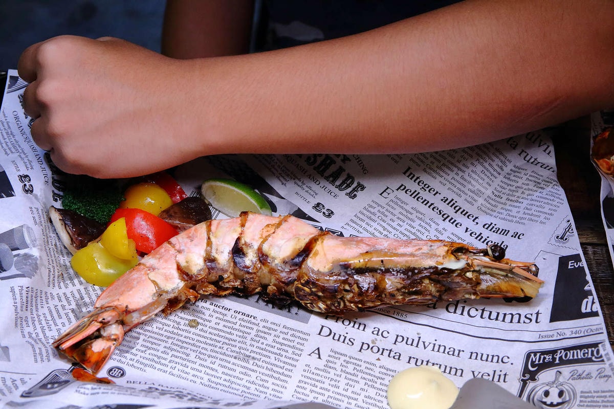 【食。板橋】火夯seafood 海鮮燒烤〜地表最強海鮮燒烤,浮誇無極限!超巨大手臂蝦、大生蠔,半露天燒烤海鮮控的最愛!(寵物友善餐廳)(已歇業)