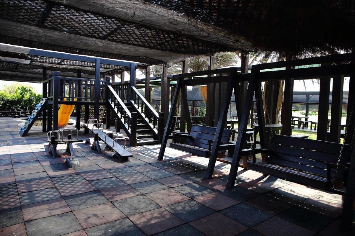 【食。桃園】3號咖啡 No.3 Cafe〜親子寵物友善餐廳。峇里島風情，大草皮×溜滑梯沙坑×寵物泳池，遛小孩的天堂！