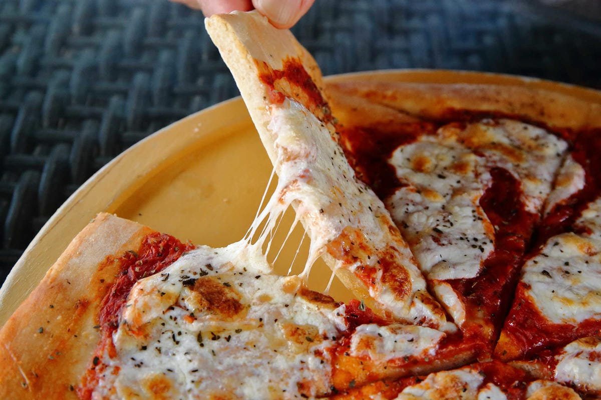 【食。桃園】3號咖啡 No.3 Cafe〜親子寵物友善餐廳。峇里島風情，大草皮×溜滑梯沙坑×寵物泳池，遛小孩的天堂！