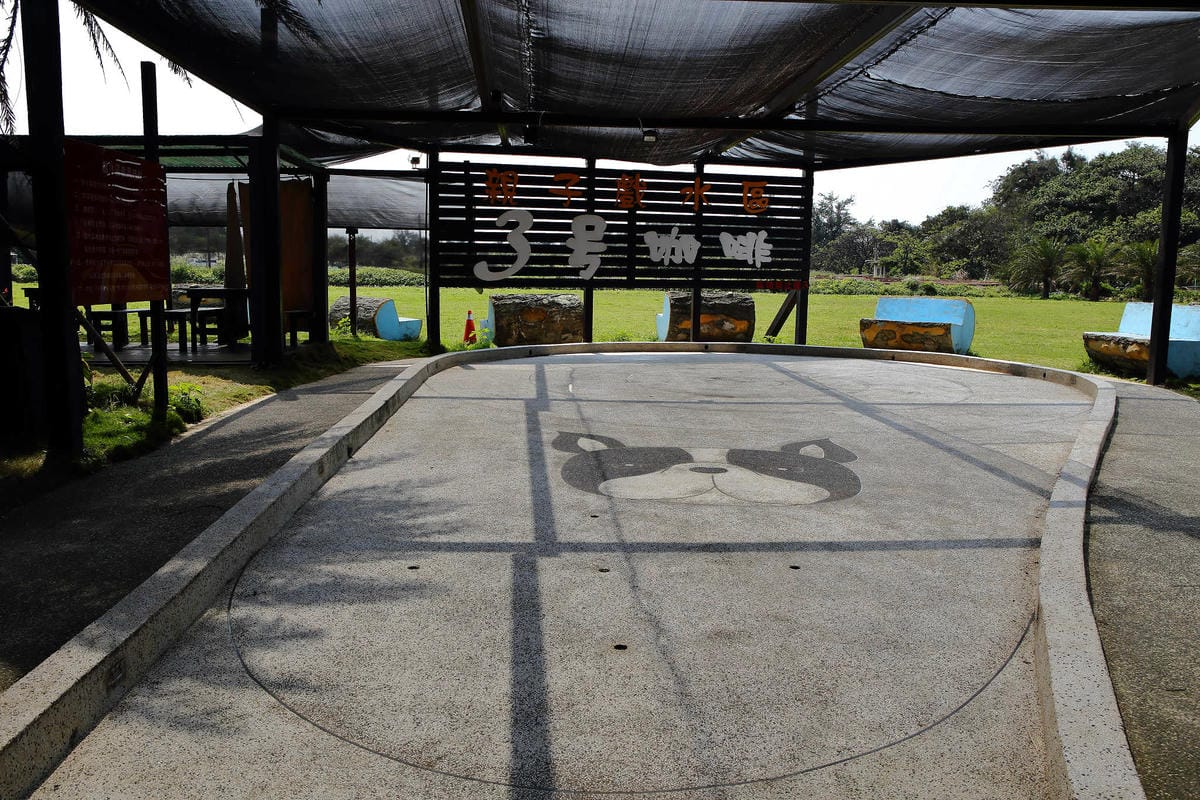 【食。桃園】3號咖啡 No.3 Cafe〜親子寵物友善餐廳。峇里島風情，大草皮×溜滑梯沙坑×寵物泳池，遛小孩的天堂！