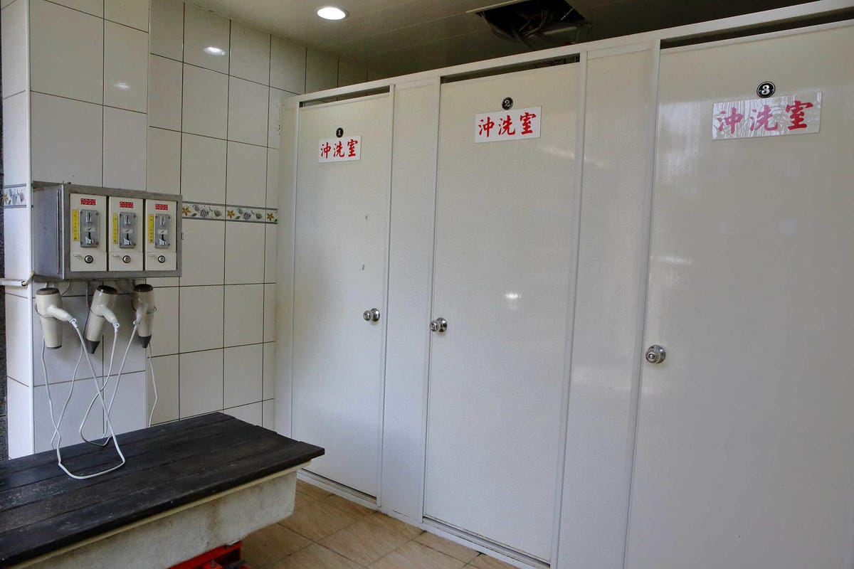 【食。桃園】3號咖啡 No.3 Cafe〜親子寵物友善餐廳。峇里島風情，大草皮×溜滑梯沙坑×寵物泳池，遛小孩的天堂！