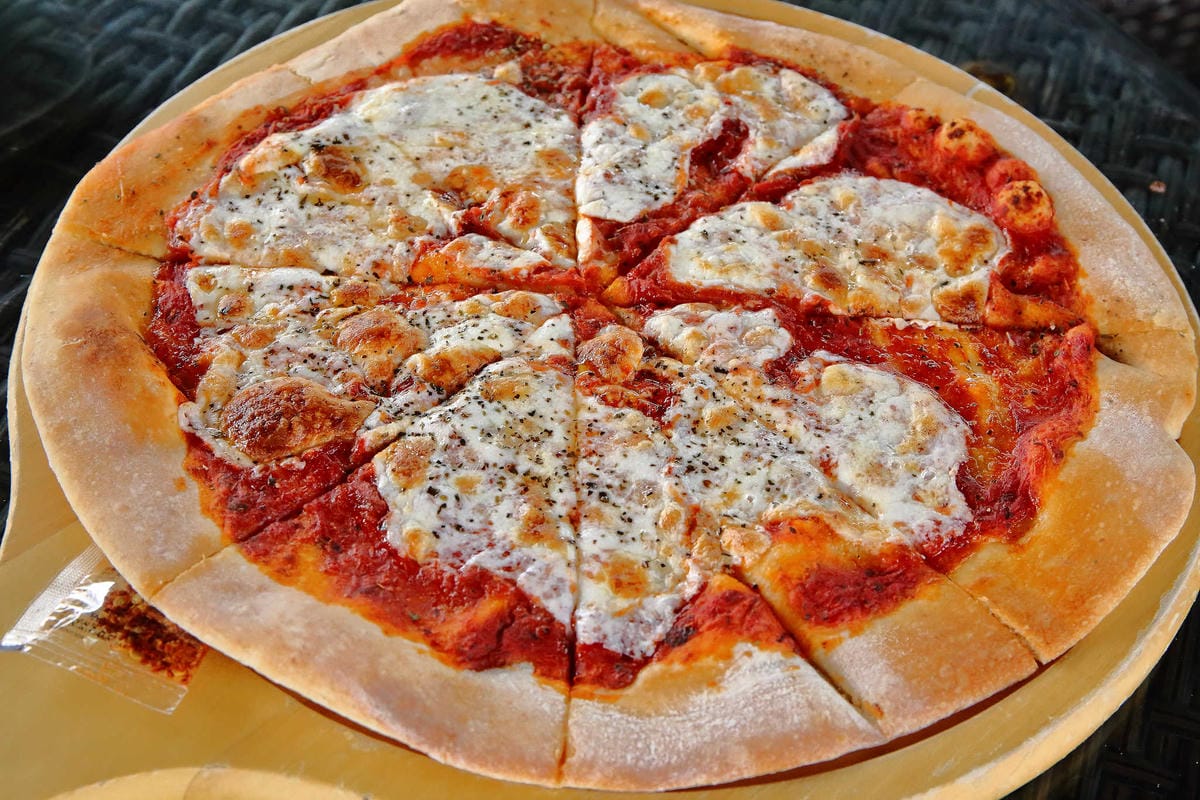 【食。桃園】3號咖啡 No.3 Cafe〜親子寵物友善餐廳。峇里島風情，大草皮×溜滑梯沙坑×寵物泳池，遛小孩的天堂！