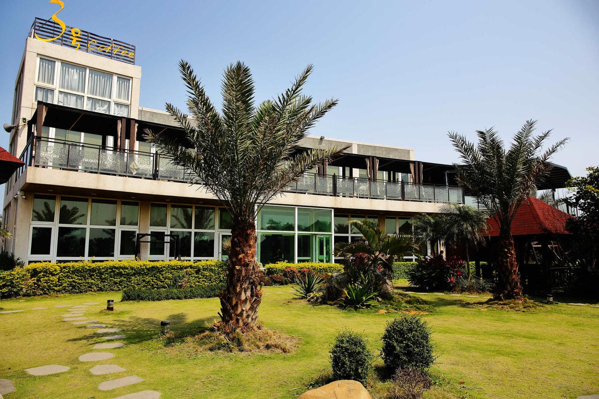 【食。桃園】3號咖啡 No.3 Cafe〜親子寵物友善餐廳。峇里島風情，大草皮×溜滑梯沙坑×寵物泳池，遛小孩的天堂！