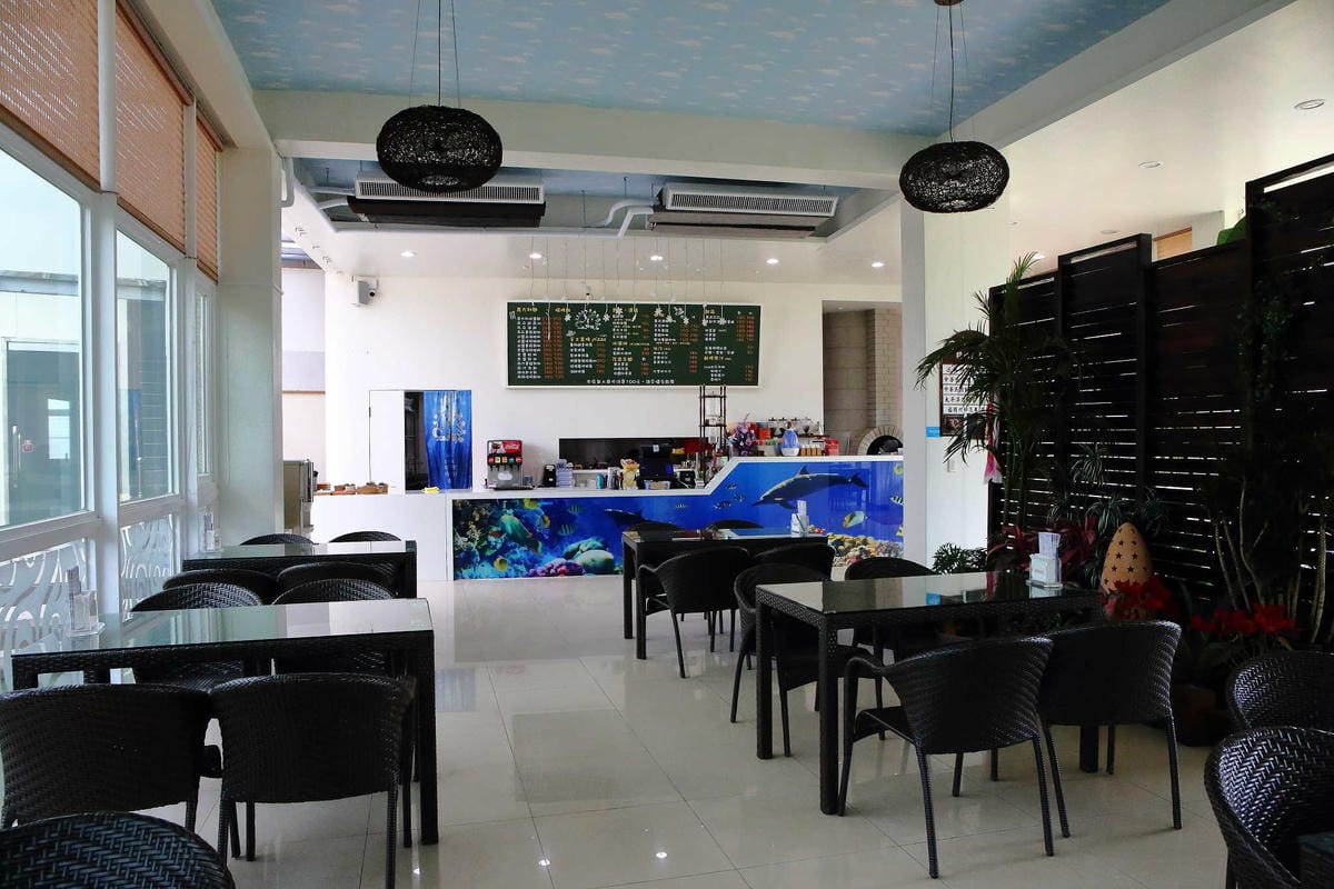 【食。桃園】3號咖啡 No.3 Cafe〜親子寵物友善餐廳。峇里島風情，大草皮×溜滑梯沙坑×寵物泳池，遛小孩的天堂！