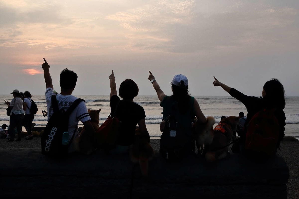 【遊。桃園】卡托米利庭園咖啡〜超浪漫藍白希臘風情咖啡店，大草坪、戲水池、沙坑、滑梯、鞦韆，適合帶小孩及寵物享受下午茶，永安賞夕陽好浪漫