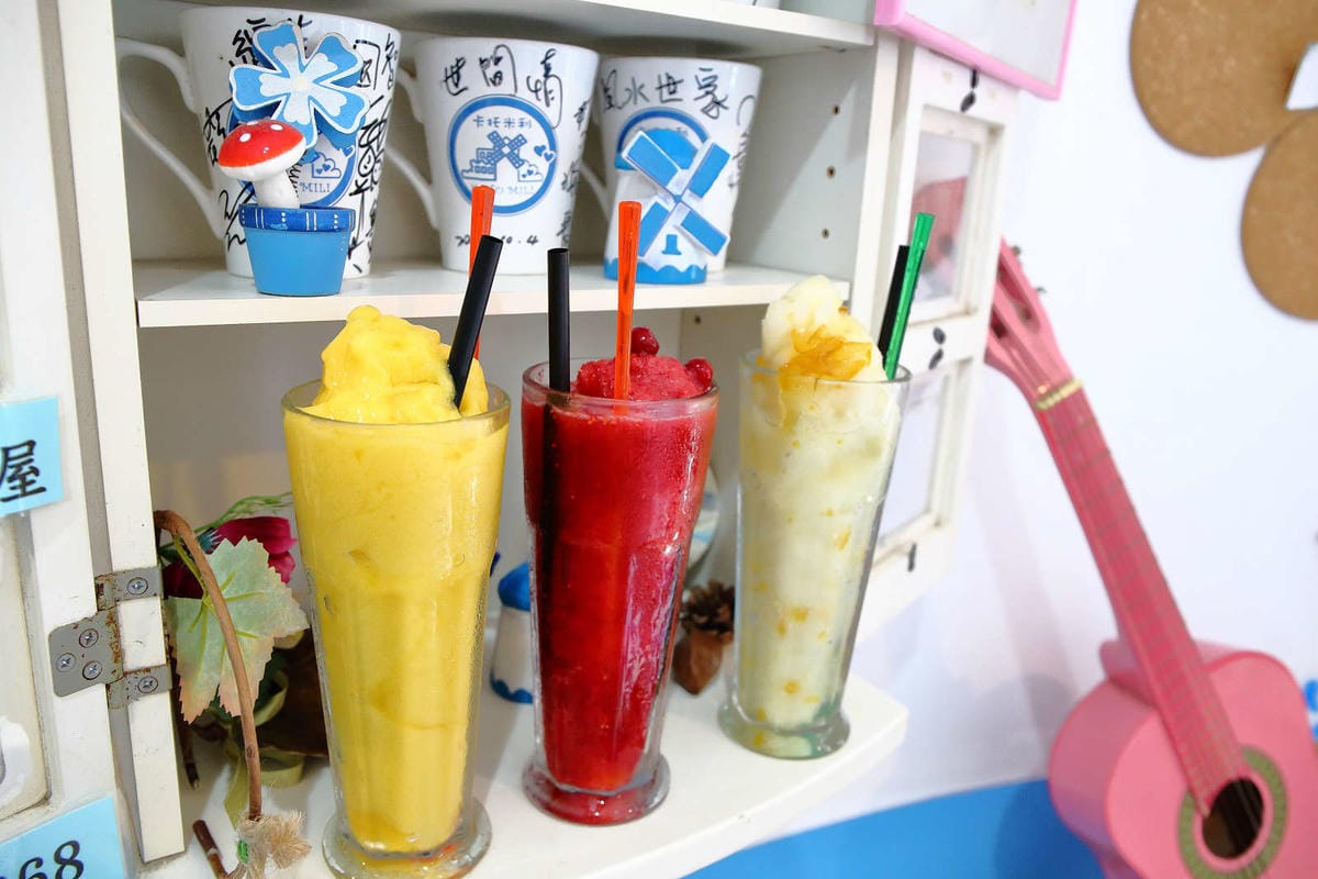 【遊。桃園】卡托米利庭園咖啡〜超浪漫藍白希臘風情咖啡店，大草坪、戲水池、沙坑、滑梯、鞦韆，適合帶小孩及寵物享受下午茶，永安賞夕陽好浪漫