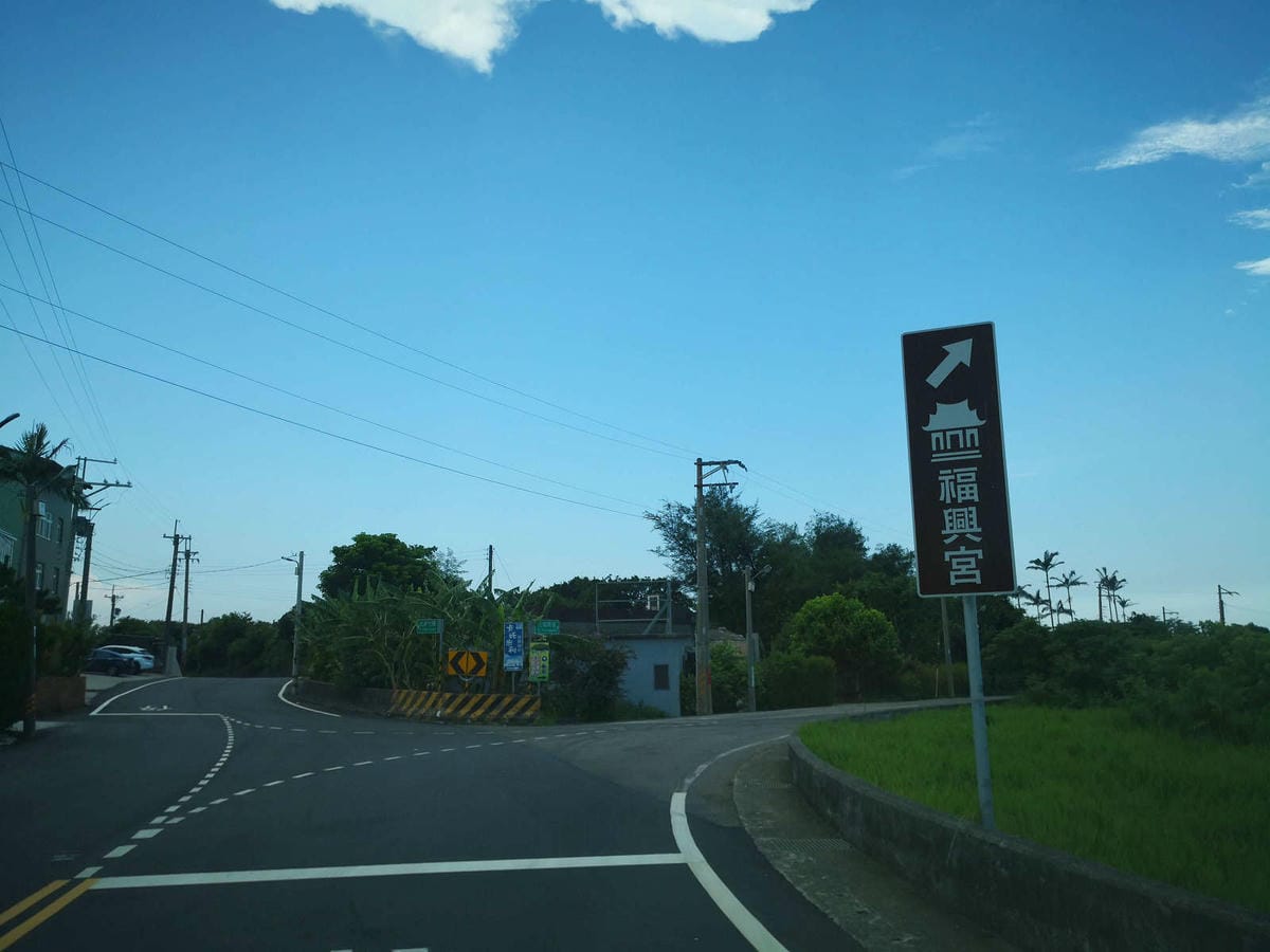 【遊。桃園】卡托米利庭園咖啡〜超浪漫藍白希臘風情咖啡店，大草坪、戲水池、沙坑、滑梯、鞦韆，適合帶小孩及寵物享受下午茶，永安賞夕陽好浪漫