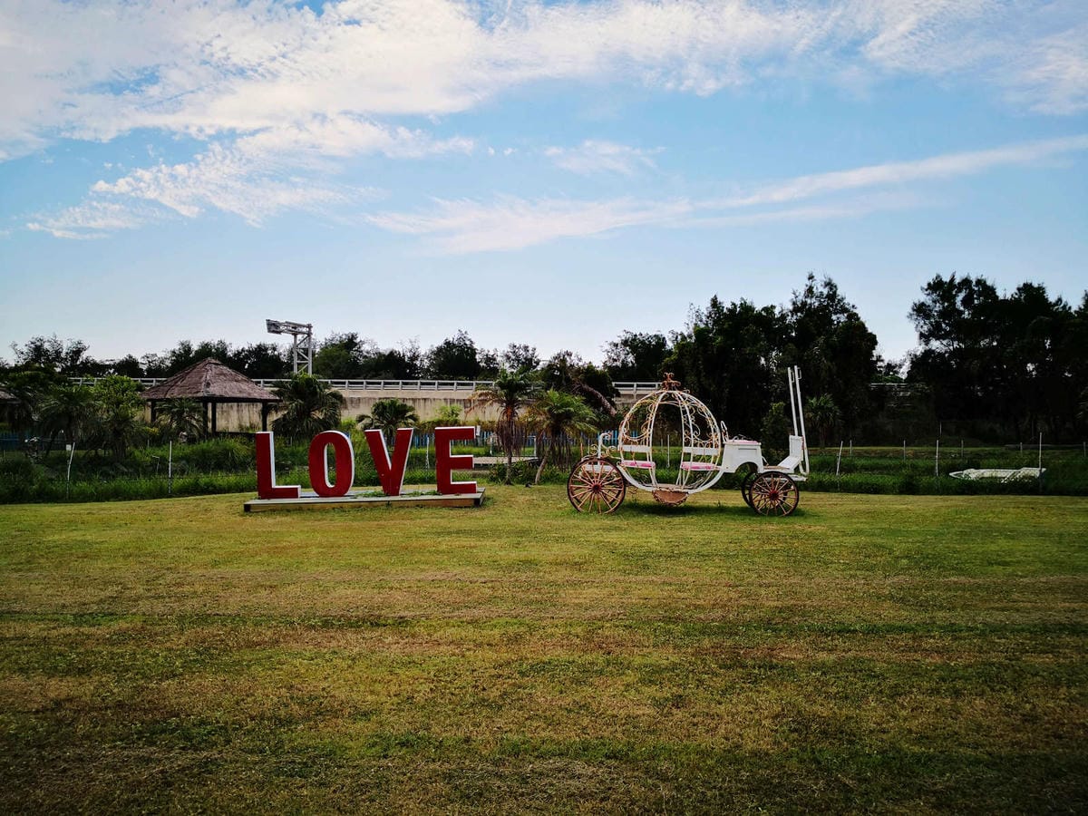 【遊。桃園】卡托米利庭園咖啡〜超浪漫藍白希臘風情咖啡店，大草坪、戲水池、沙坑、滑梯、鞦韆，適合帶小孩及寵物享受下午茶，永安賞夕陽好浪漫