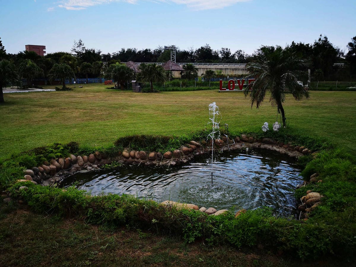 【遊。桃園】卡托米利庭園咖啡〜超浪漫藍白希臘風情咖啡店，大草坪、戲水池、沙坑、滑梯、鞦韆，適合帶小孩及寵物享受下午茶，永安賞夕陽好浪漫