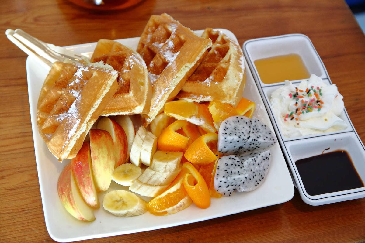 【遊。桃園】卡托米利庭園咖啡〜超浪漫藍白希臘風情咖啡店，大草坪、戲水池、沙坑、滑梯、鞦韆，適合帶小孩及寵物享受下午茶，永安賞夕陽好浪漫