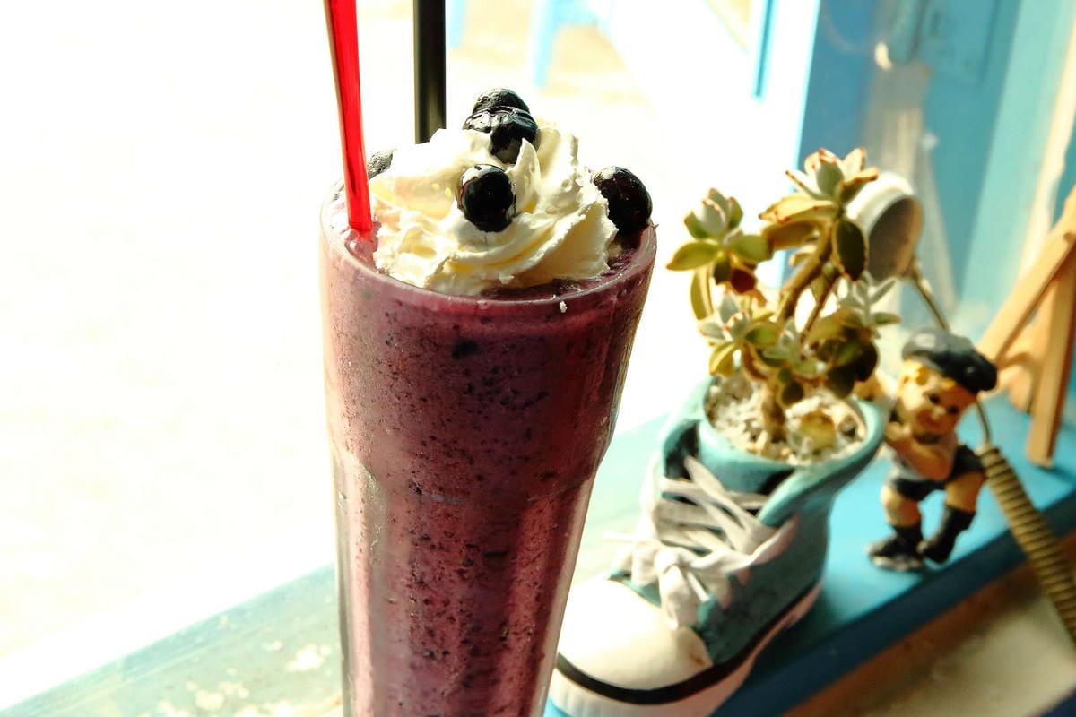 【遊。桃園】卡托米利庭園咖啡〜超浪漫藍白希臘風情咖啡店，大草坪、戲水池、沙坑、滑梯、鞦韆，適合帶小孩及寵物享受下午茶，永安賞夕陽好浪漫