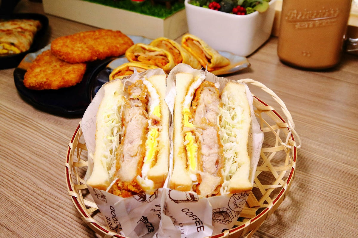 永和新開濃厚的日式風早午餐,超霸氣整塊炸排骨鋪到吐司裡,吐司