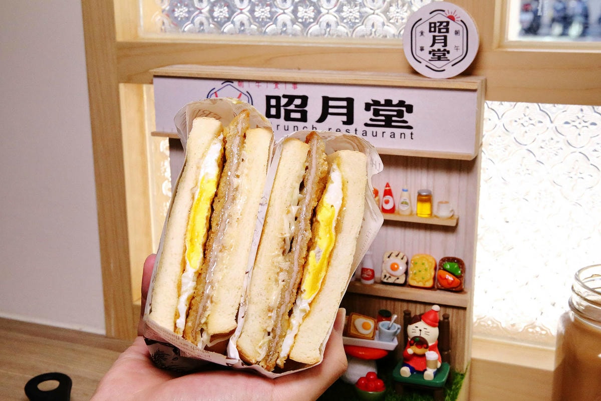 永和新開濃厚的日式風早午餐,超霸氣整塊炸排骨鋪到吐司裡,吐司