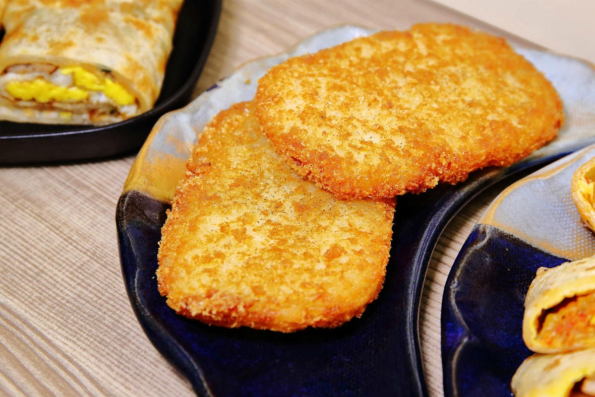 永和新開濃厚的日式風早午餐,超霸氣整塊炸排骨鋪到吐司裡,吐司