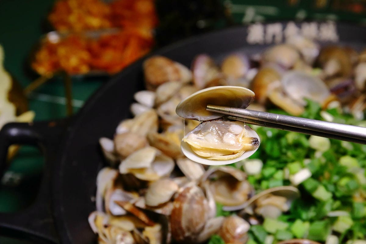 浮誇系卜卜蛤蜊火鍋，全台第一家賭桌風格火鍋，誰才是真正的賭神