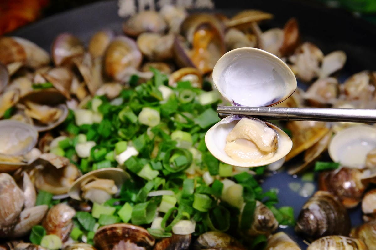 浮誇系卜卜蛤蜊火鍋，全台第一家賭桌風格火鍋，誰才是真正的賭神