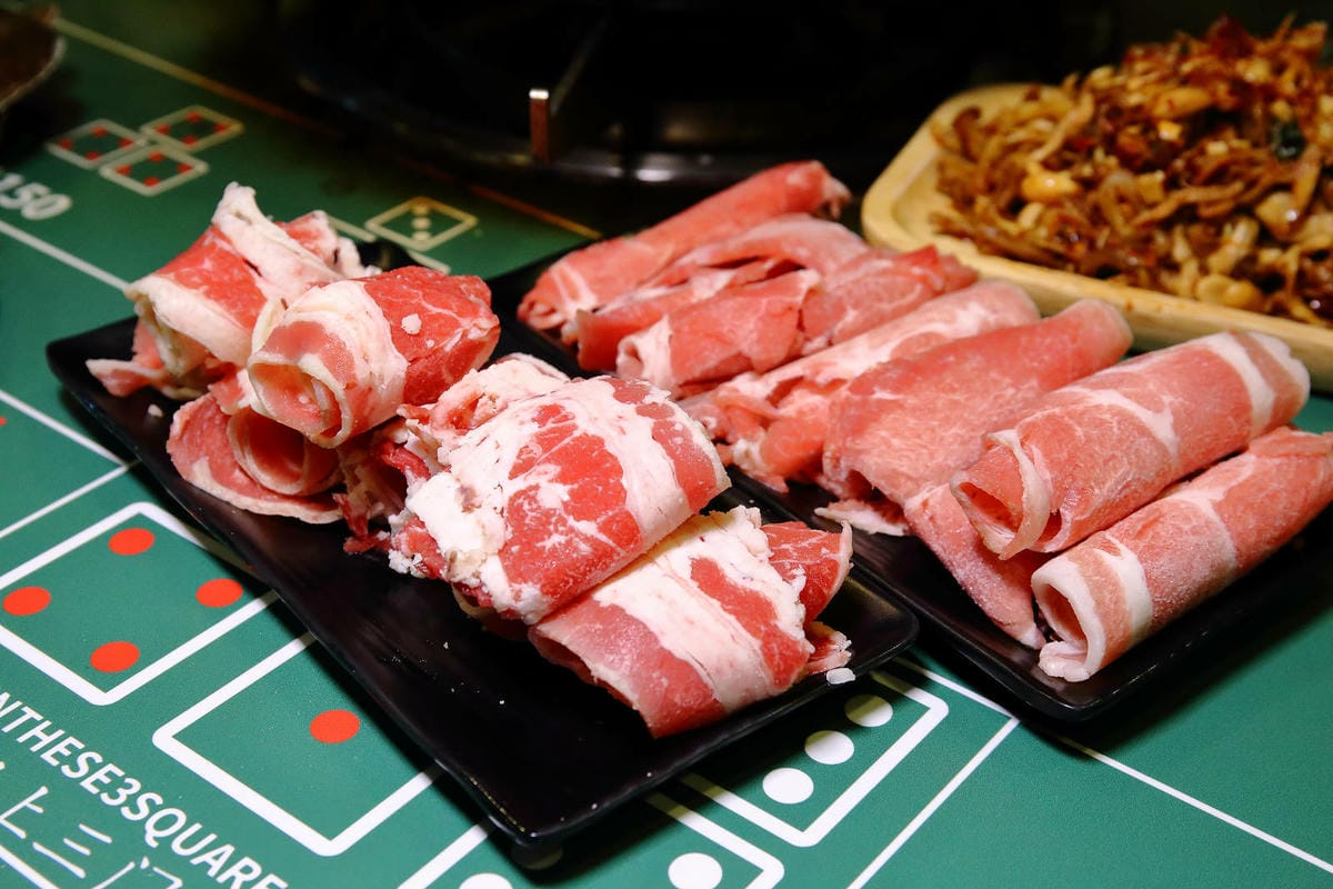 浮誇系卜卜蛤蜊火鍋，全台第一家賭桌風格火鍋，誰才是真正的賭神