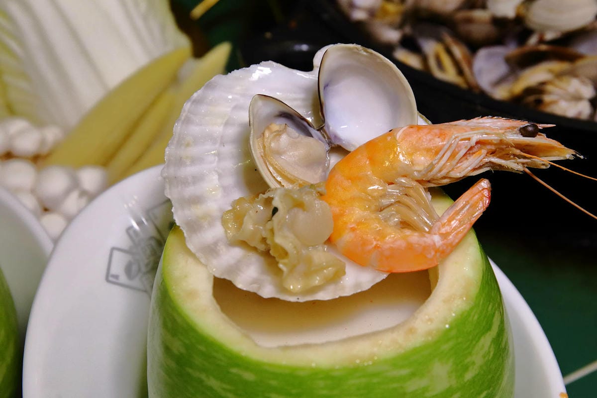 浮誇系卜卜蛤蜊火鍋，全台第一家賭桌風格火鍋，誰才是真正的賭神