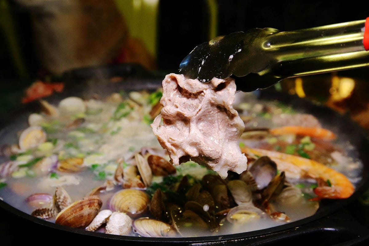 浮誇系卜卜蛤蜊火鍋，全台第一家賭桌風格火鍋，誰才是真正的賭神