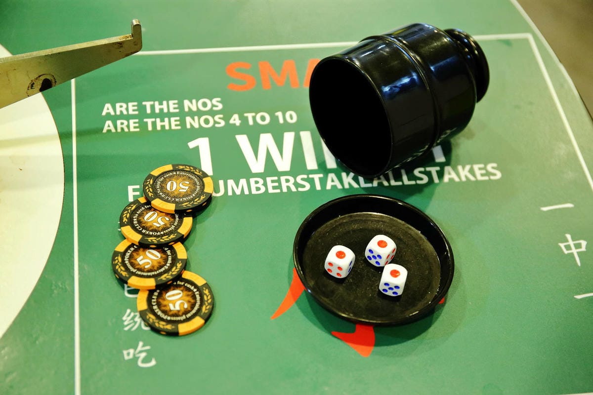 浮誇系卜卜蛤蜊火鍋，全台第一家賭桌風格火鍋，誰才是真正的賭神