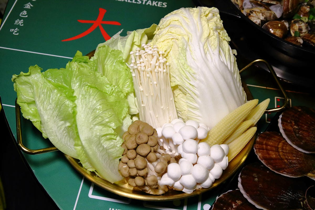 浮誇系卜卜蛤蜊火鍋，全台第一家賭桌風格火鍋，誰才是真正的賭神