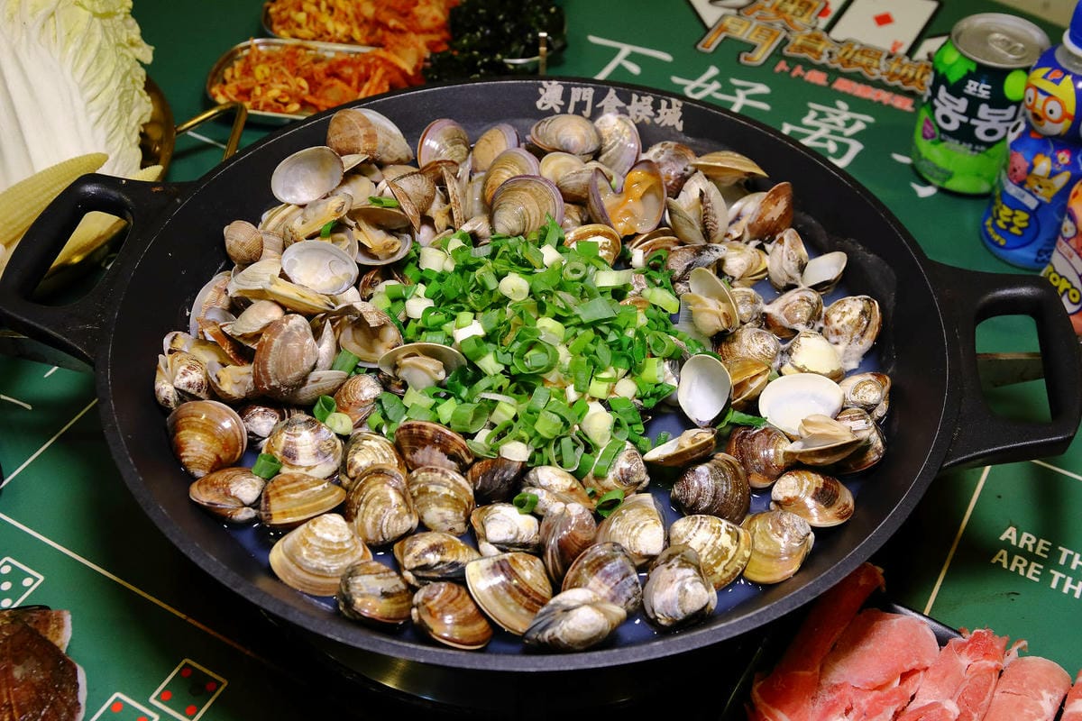 浮誇系卜卜蛤蜊火鍋，全台第一家賭桌風格火鍋，誰才是真正的賭神