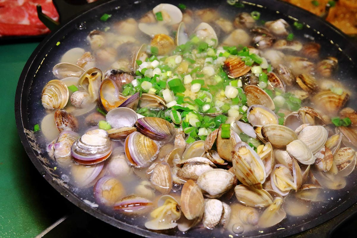 浮誇系卜卜蛤蜊火鍋，全台第一家賭桌風格火鍋，誰才是真正的賭神